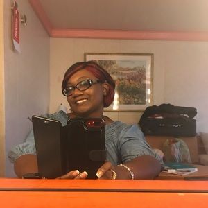 Meet your Posher, Elise